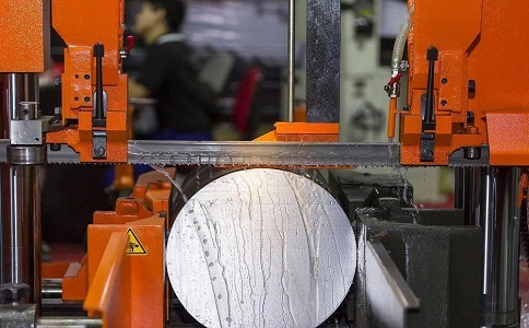 钦北立式金属带锯床切削出现跑带故障解决方法！